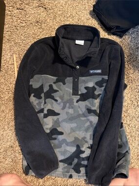 Columbia Black Fleece Pullover with Gray Label